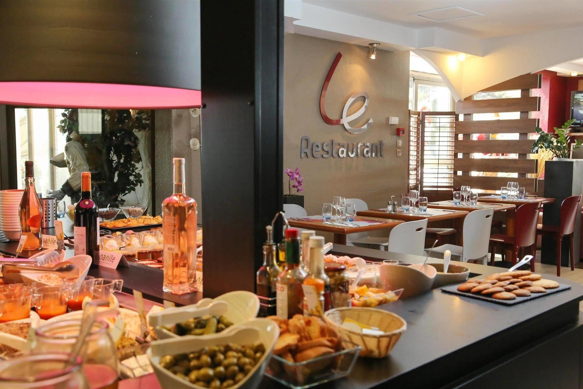 Hotel Campanile Antibes Buitenkant foto