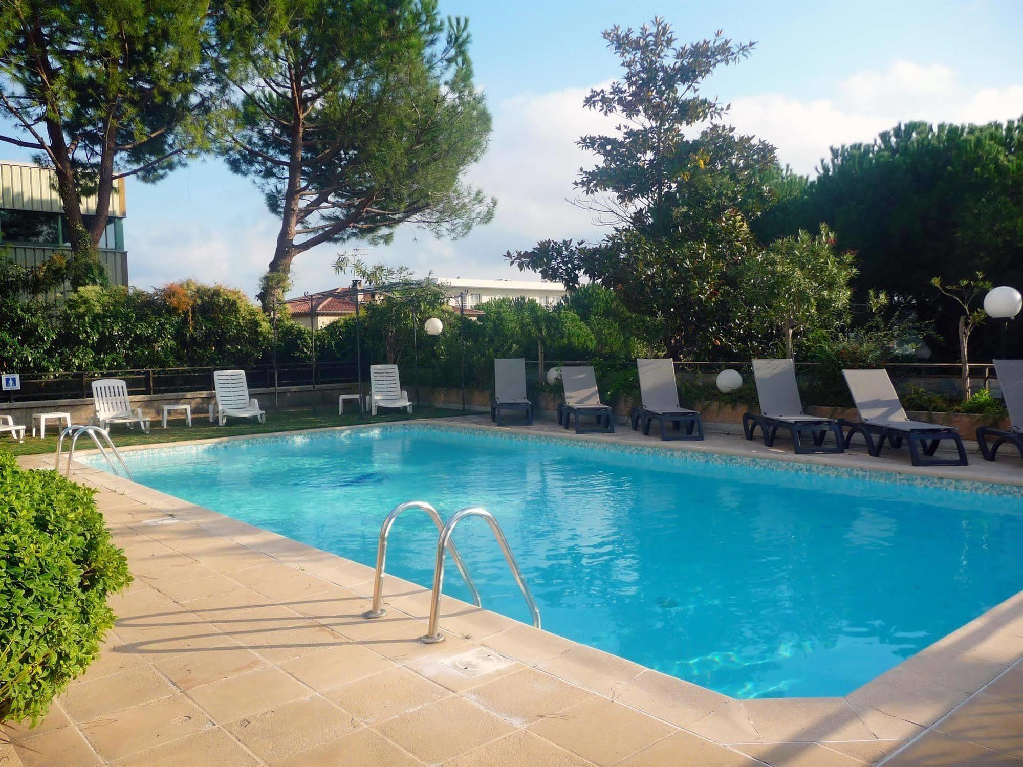 Hotel Campanile Antibes Buitenkant foto